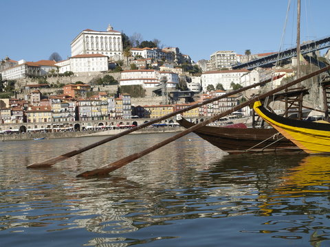 Barcazas y palacio episcopal de Oporto