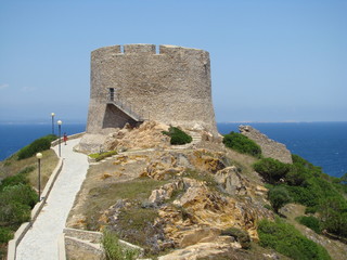 Fototapeta na wymiar wieża obronna w Santa Teresa Gallura na Sardynii