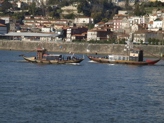 Fototapeta na wymiar Transport pasażerski w rzece Douro w Porto