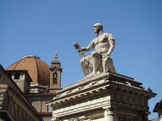Fototapeta na wymiar pomnik na placu San Lorenzo we Florencji