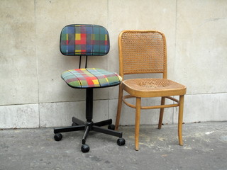Chaises jetées dans la rue