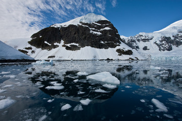 Fototapeta na wymiar Eislandschaft in Paradies Bay - Antarktis