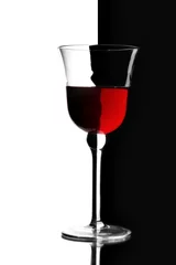 Zelfklevend Fotobehang Rood, wit, zwart Glas rode wijn
