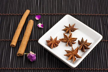 Sternanis und Zimtstangen, star anise and cinnamon sticks