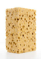 éponge naturelle pour l'hygiène isolé sur fond blanc