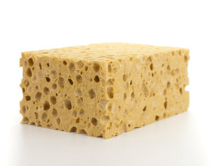 éponge naturelle pour l'hygiène isolé sur fond blanc