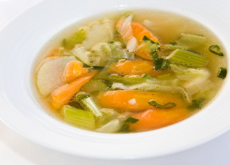 frühlingsgemüse-suppe