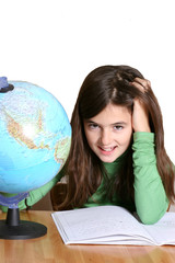 bambina studia la geografia
