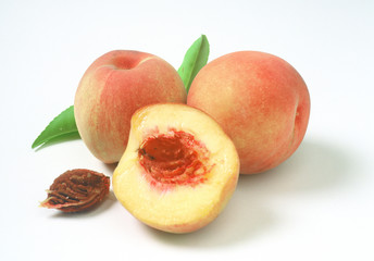 Fototapeta na wymiar Pfirsiche mit Hälfte und Stein/peaches with half and pip