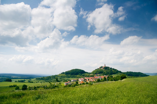 Landschaft mit Leuchtenburg