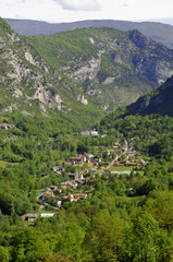 Fototapeta na wymiar village des Pyrénées