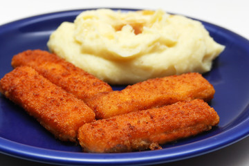 Fischstäbchen mit Kartoffelpüree