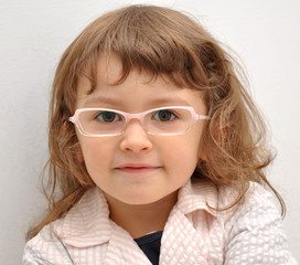 bambina con occhiali