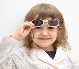bambina con occhiali da sole