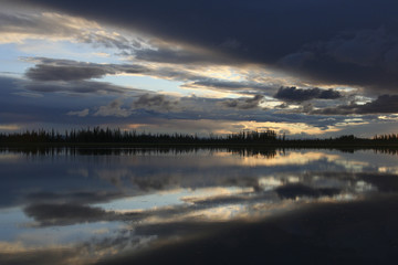 Fototapeta premium Grandiose Abendstimmung im Tetlin Wildlife Refuge, Alaska - USA