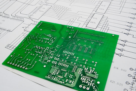 Circuito impreso y esquema electr&oacute;nico
