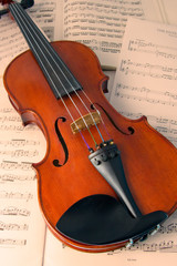 violín sobre hojas de partituras