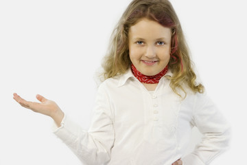 Mädchen hält die Hand präsentierend hoch