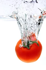  Tomaat die in het water spettert © R. Gino Santa Maria