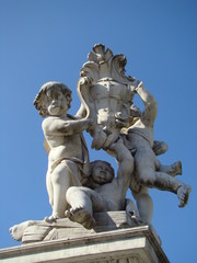 Fototapeta na wymiar aniołki trzymające herb miasta Piza