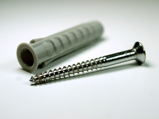Schraube mit Dübel