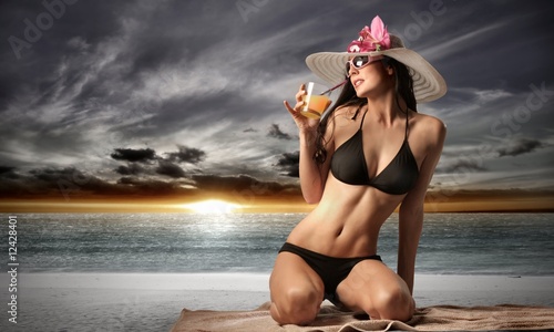 Девушка в шляпе на пляже бесплатно