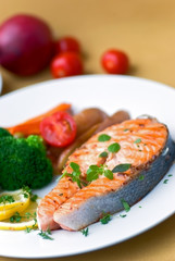 Lachs - gegrillt mit Brokkoli und Rot-Kartoffeln