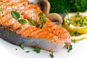 Lachs - gegrillt mit Brokkoli und Rot-Kartoffeln