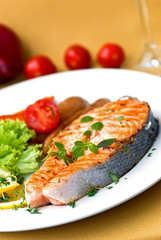 Lachs - gegrillt mit Salat und Rot-Kartoffeln