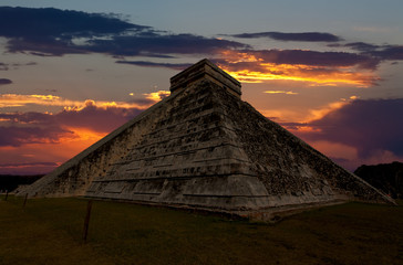 Fototapeta na wymiar Świątynie świątyni w Chichen Itza w Meksyku