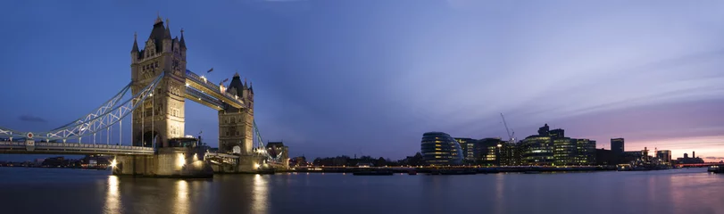 Crédence de cuisine en verre imprimé Londres Photo panoramique en soirée de Tower Bridge et de la ville de Londres.