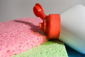Dishwashing liquid with multicolor sponges