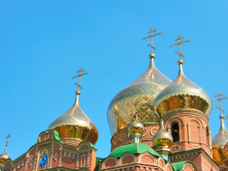 Fototapeta na wymiar Złote kopuły cebula katedry St.Vladimir