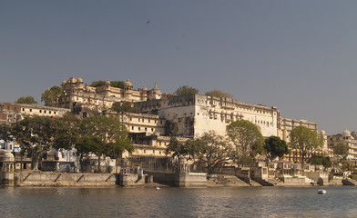 Fototapeta na wymiar Pałac w stylu Rajput Miasto przez jeziora Pichola