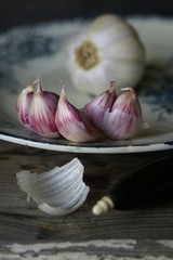 Knoblauch auf Keramikteller mit Blüten