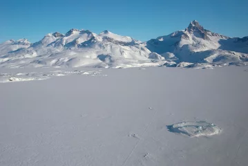 Deurstickers Greenland, mountains and ice floe © Anouk Stricher