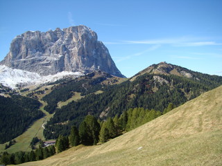 panorama z alpejskim szczytem Sassolungo w Dolomitach