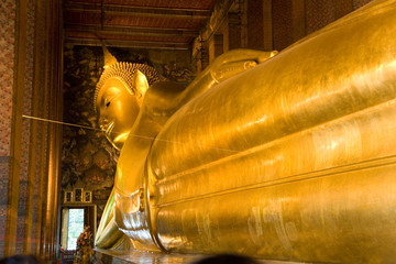 The reclining Buddha at Wat Pho in Bangkok © Guy Shapira