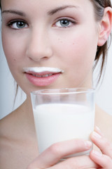 Frau mit Milch