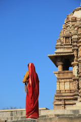 Inde - Femme aux portes du temple