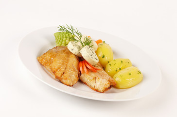 Gebratenes Kabeljaufilet mit Kartoffeln