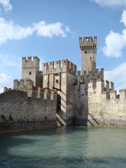 Zamek w Sirmione nad jeziorem Garda we Włoszech
