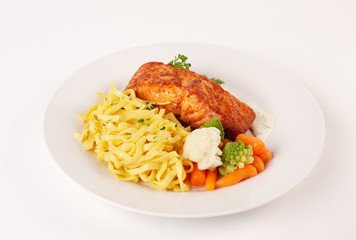 Lachsfilet in Kräutersauce mit Tagliatelle