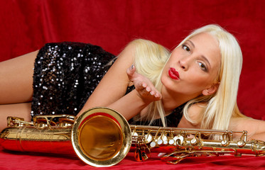 Junge Frau mit Saxophone küssend