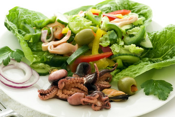 Gesunder Salat mit Seafood