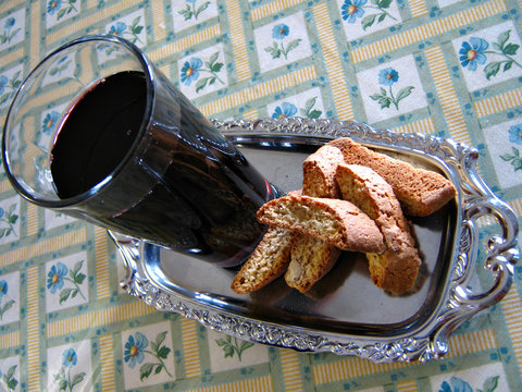 Cantucci e vino