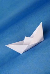 origami - bateau blanc au milieu des vagues