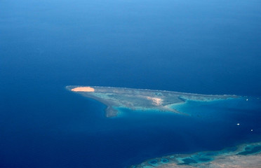 Naklejka na ściany i meble Wyspa na morzu Czerwonym (widok z samolotu)