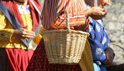 Provençales allant au marché - Panier en osier