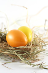 ostereier im stroh